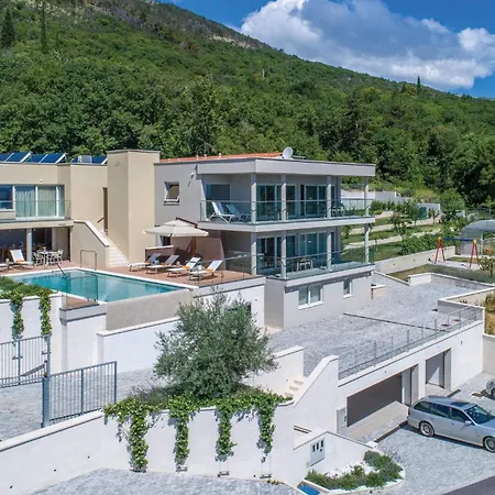 Lovely In With Swimming Pool *