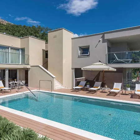 Lovely In With Swimming Pool Апартаменты *