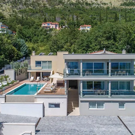 Lovely In With Swimming Pool Апартаменты
