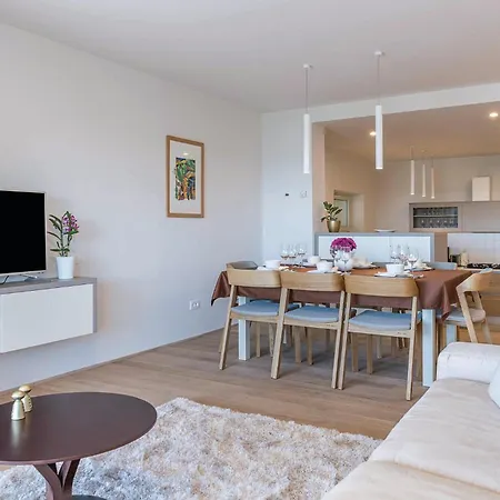 Cozy In With Kitchen Apartment *