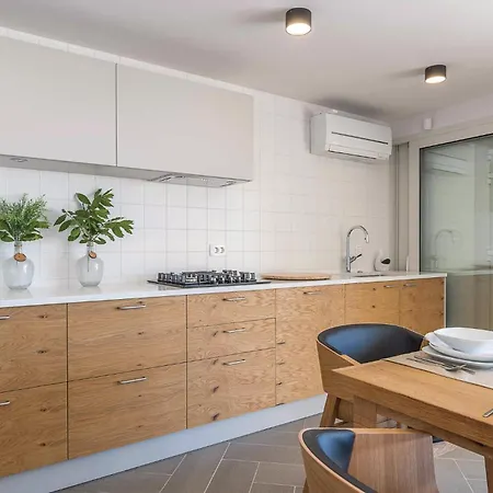 Cozy In With Kitchen Apartment *