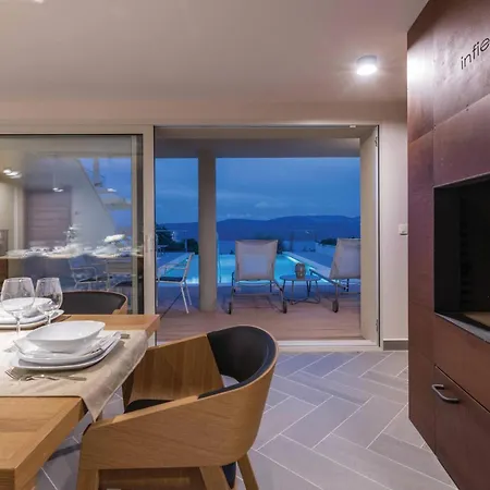 Cozy In With Kitchen Apartment Plomin